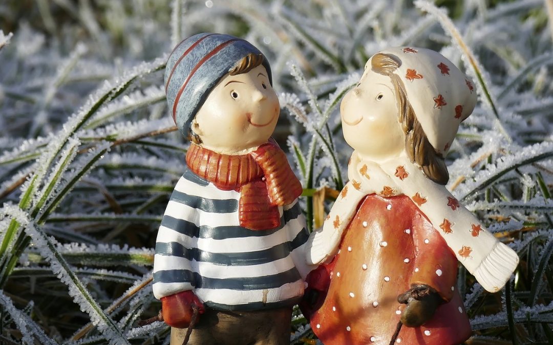Décoration de jardin en forme de libellule à l’aide d’un fouet métallique et d’une brochette