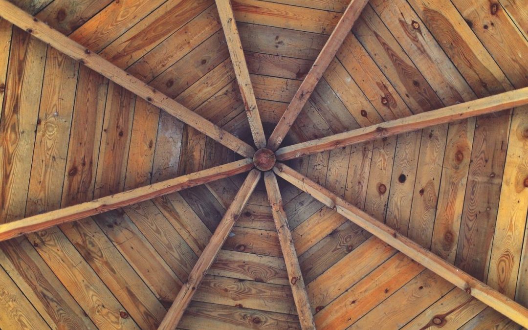 Comment installer un plafond en planches de cèdre