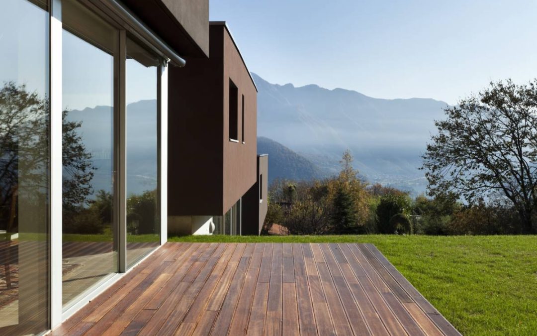 Une terrasse en bois pré-assemblée pour moderniser votre extérieur
