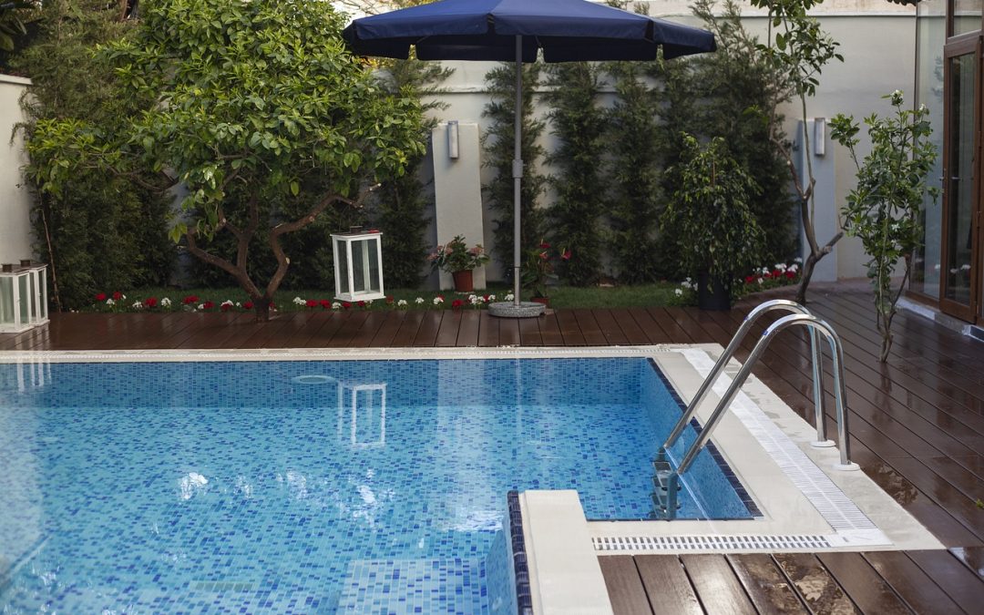 Abri de piscine télescopique : ajoute de l’authenticité à votre extérieur