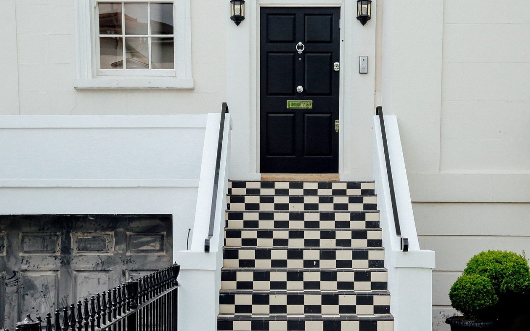 Portes d’entrée sur mesure qui embellissent votre foyer : fabricants et installateurs en France