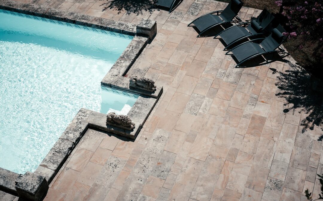 Entretien de votre espace extérieur : comment nettoyer les margelles de votre piscine ?
