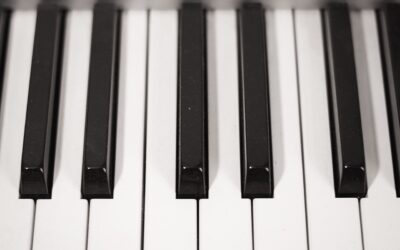 Soin et maintenance : guide étape par étape pour nettoyer un piano laqué noir