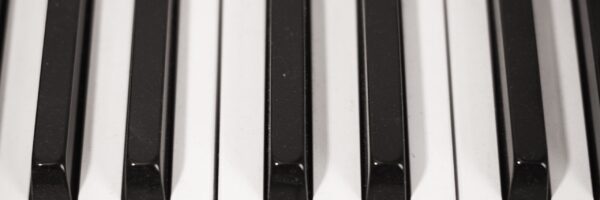 Soin et maintenance : guide étape par étape pour nettoyer un piano laqué noir