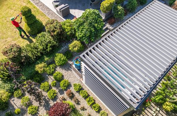 Personnalisation technique des pergolas : éclairage LED, stores intégrés et parois vitrées